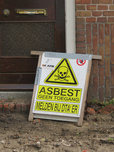 829923 Afbeelding van een asbest-waarschuwingsbordje bij een van de slooppanden aan de Laan van Chartroise te Utrecht.